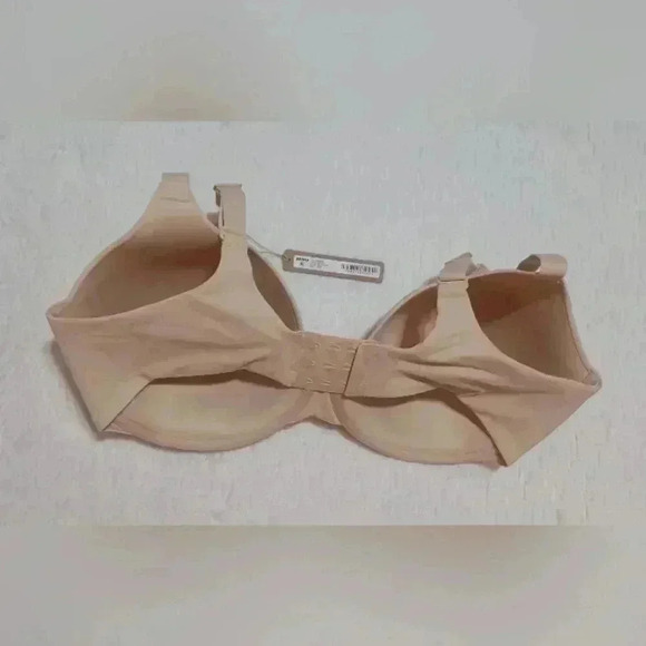 Skims Fits Everybody T-Shirt Demi Bra - Picture 4 of 6